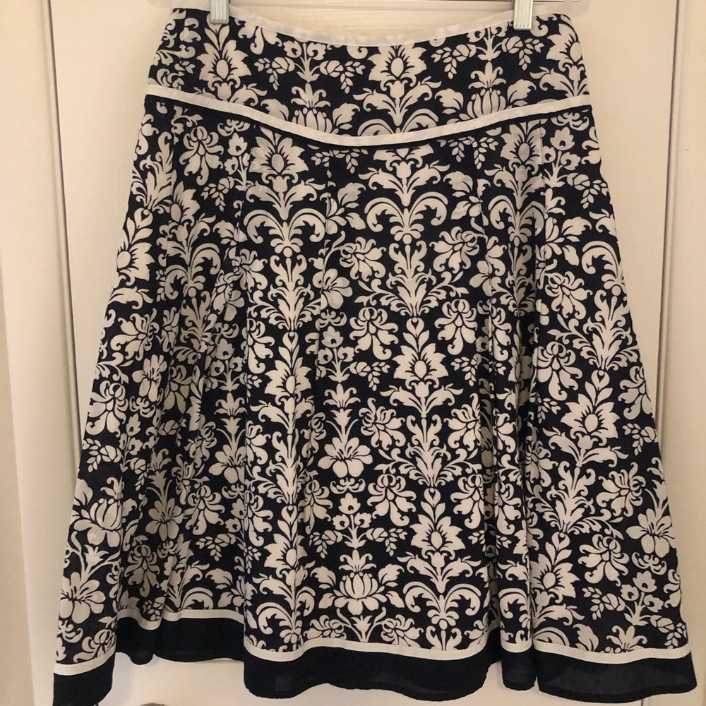 Jones New York size 8 navy & white skirt